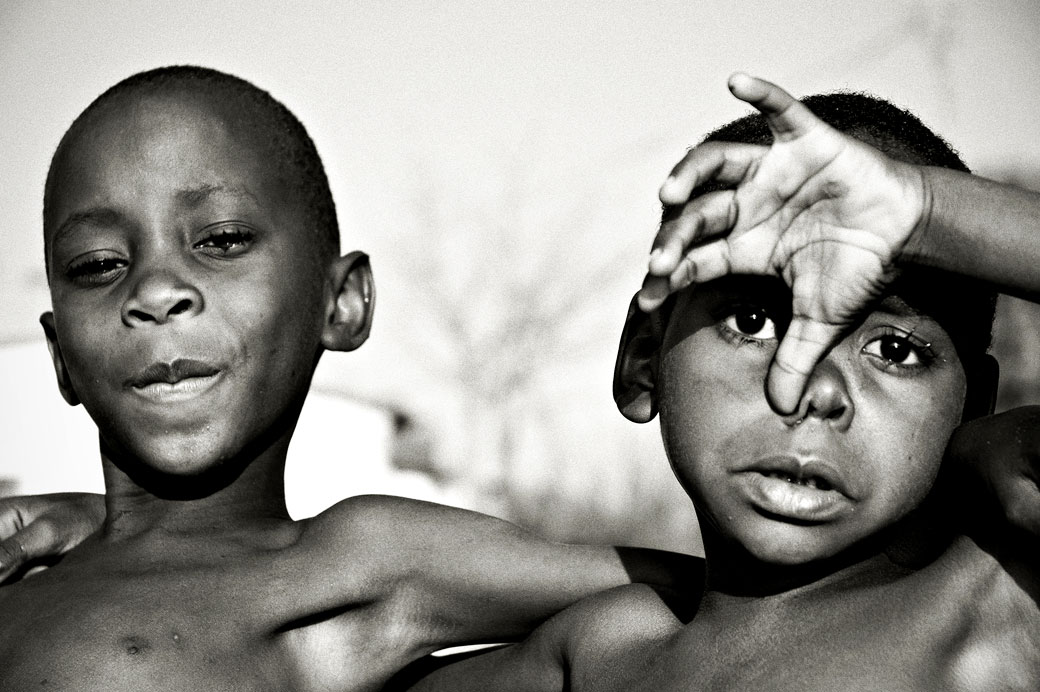 Portrait en noir et blanc de deux enfants à Cape Maclear, Malawi