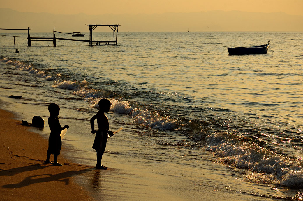 Deux enfants au bord du lac Malawi au coucher du soleil