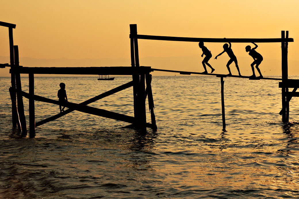 Enfants sur une passerelle à Cape Maclear, Malawi