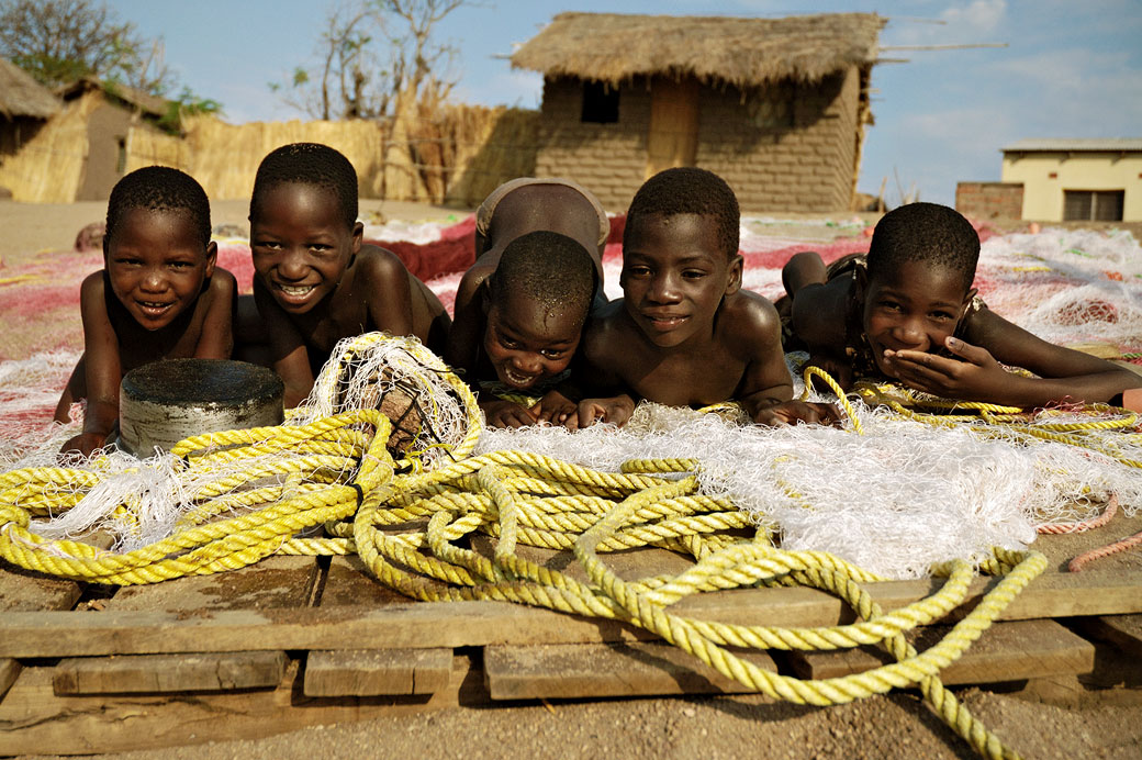 Enfants qui rigolent sur un filet de pêche à Cape Maclear, Malawi