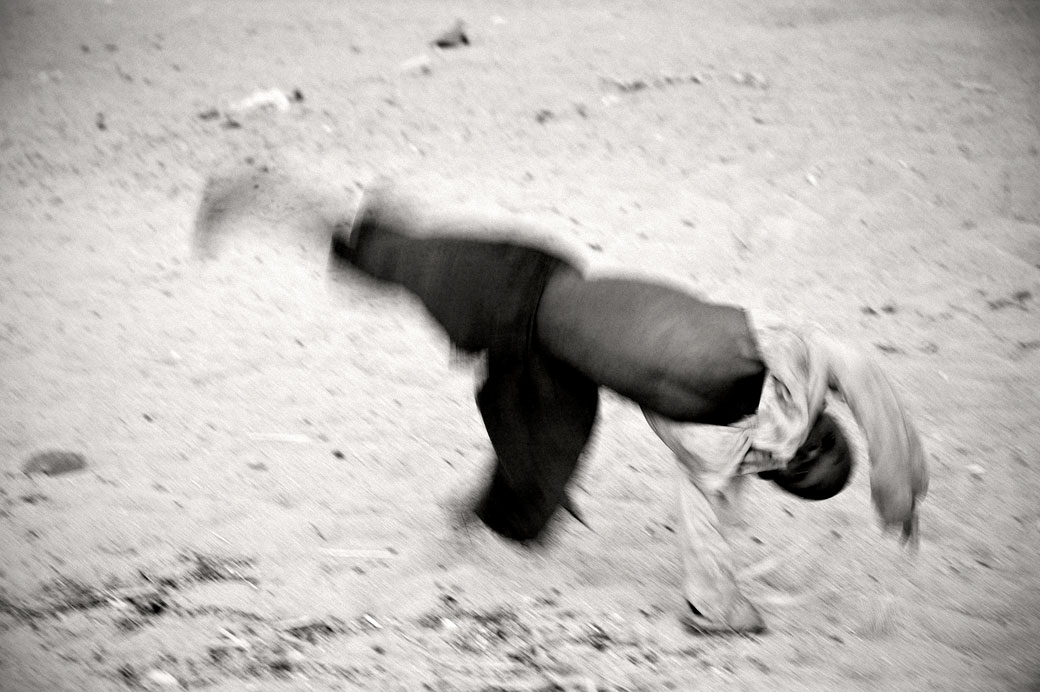 Enfant acrobate sur la plage de Cape Maclear, Malawi