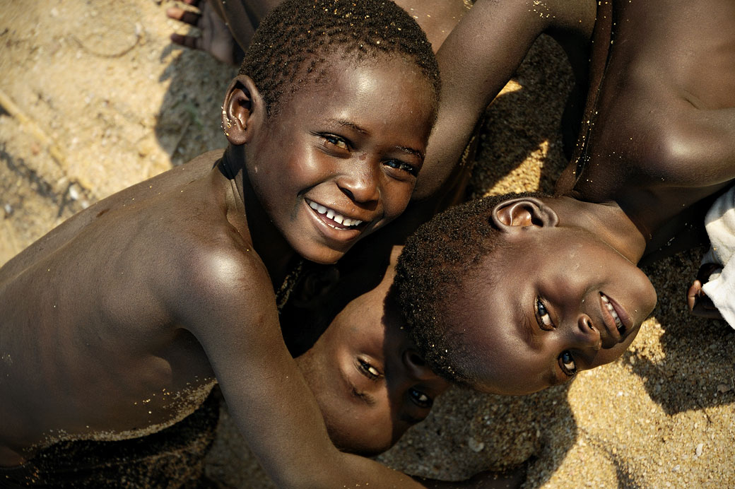 Enfants sur le sable de Cape Maclear, Malawi