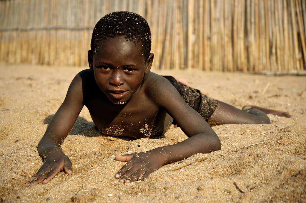 Garçon sur le sable de Cape Maclear, Malawi