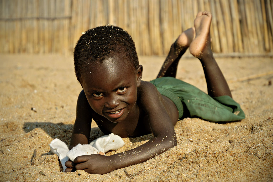 Petit garçon sur le sable de Cape Maclear, Malawi