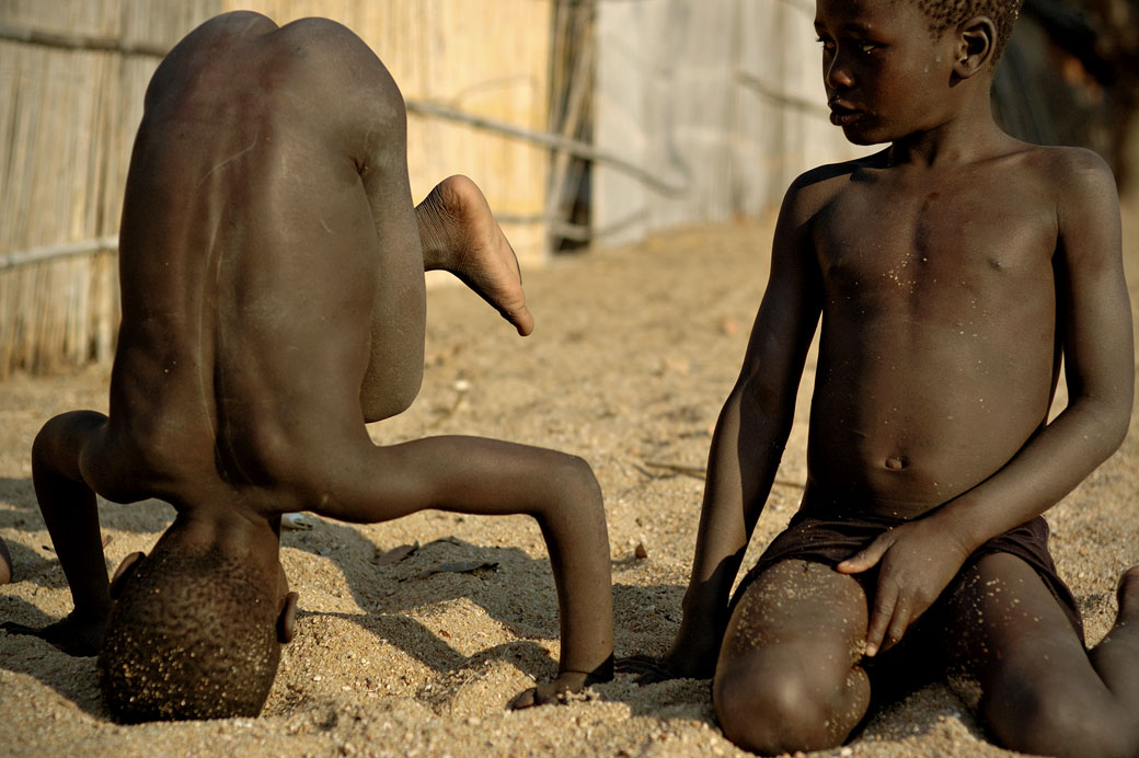 Jeu d'enfants sur la plage à Cape Maclear, Malawi