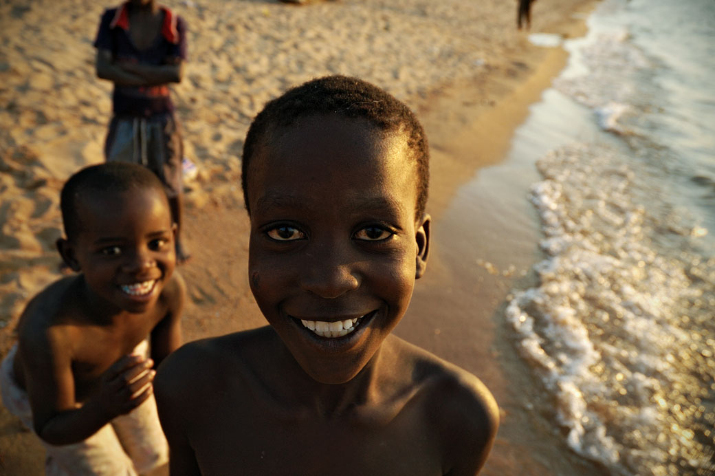 Sourires d'enfants à la plage de Cape Maclear, Malawi