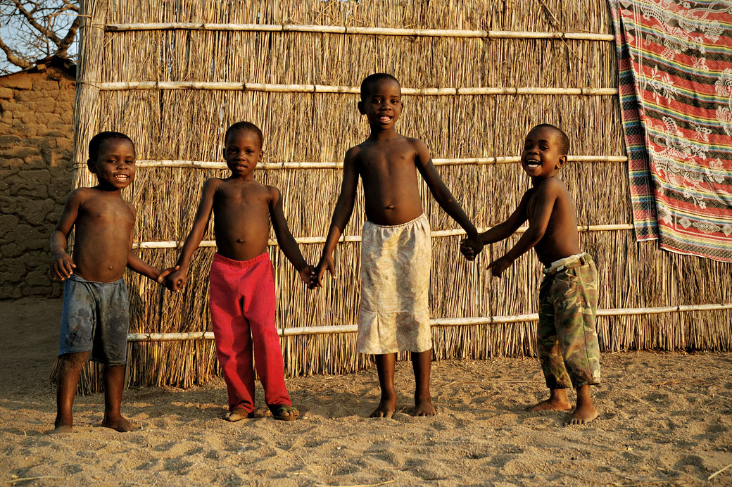 Enfants se tenant par la main à Cape Maclear, Malawi