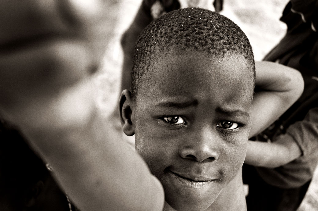 Garçon avec le poing tendu à Cape Maclear, Malawi