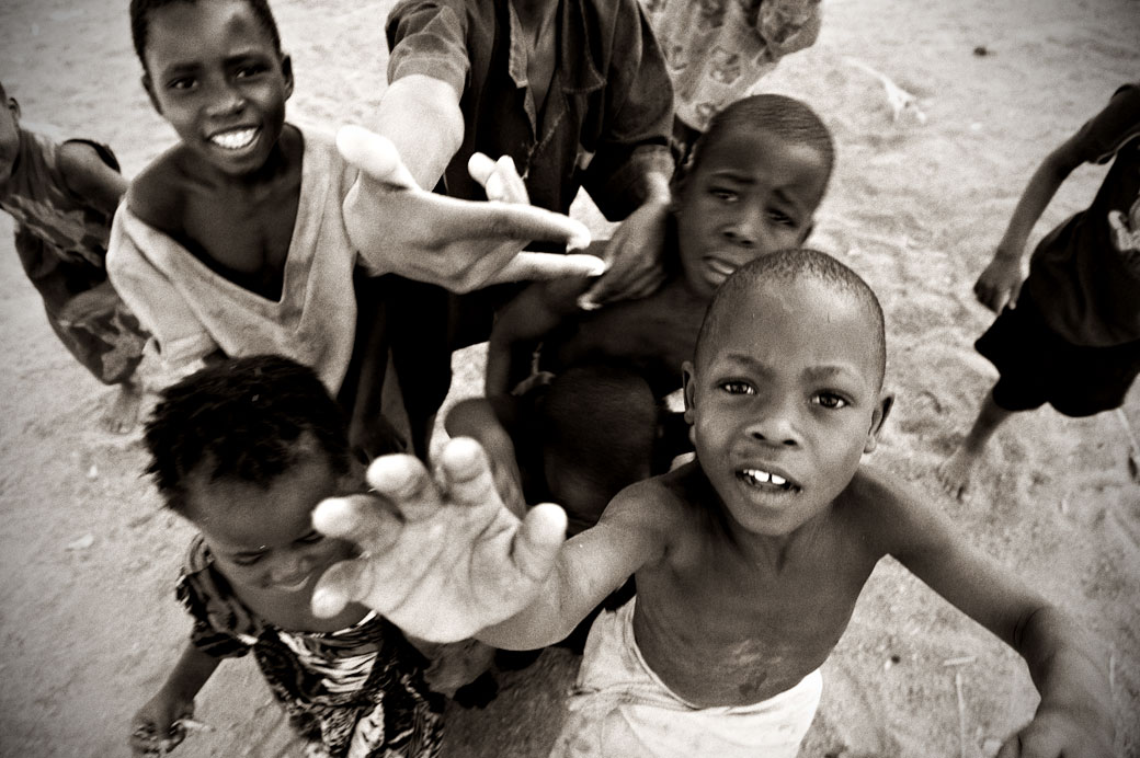 Groupe d'enfants qui tendent la main à Cape Maclear, Malawi
