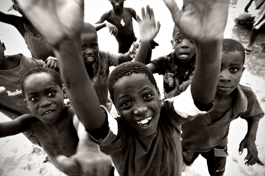 Groupe d'enfants avec les mains au ciel à Cape Maclear, Malawi