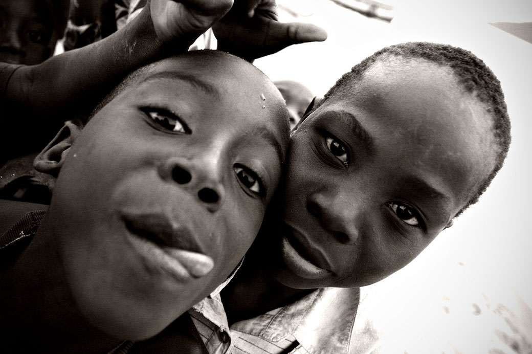 Garçons facétieux sur la plage de Cape Maclear, Malawi