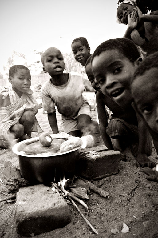 Enfants autour du feu pour le repas à Cape Maclear, Malawi