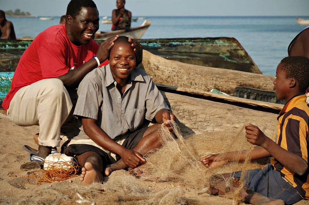 Pêcheurs souriants à Cape Maclear au bord du lac Malawi