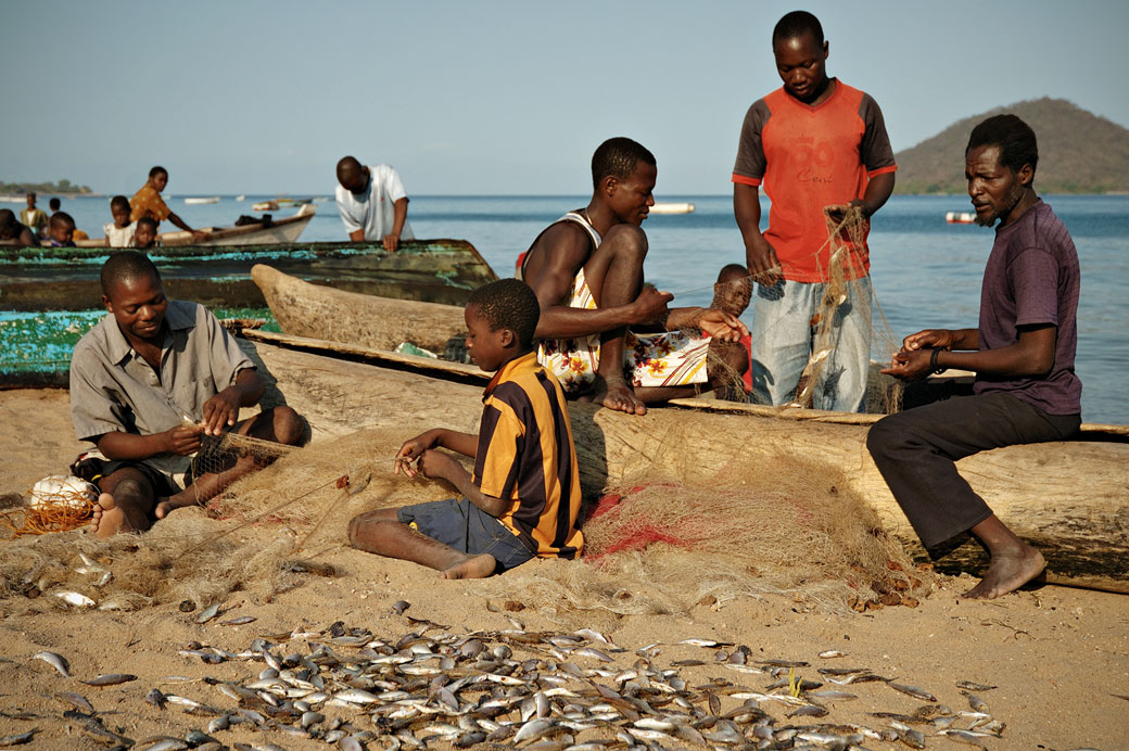 Pêcheurs avec leurs filets à Cape Maclear au bord du lac Malawi