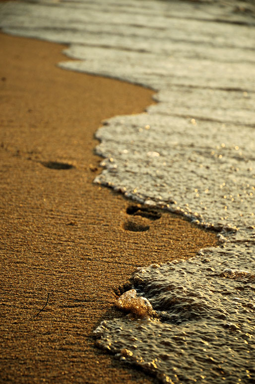 Traces de pas sur la plage de Cape Maclear au bord du lac Malawi