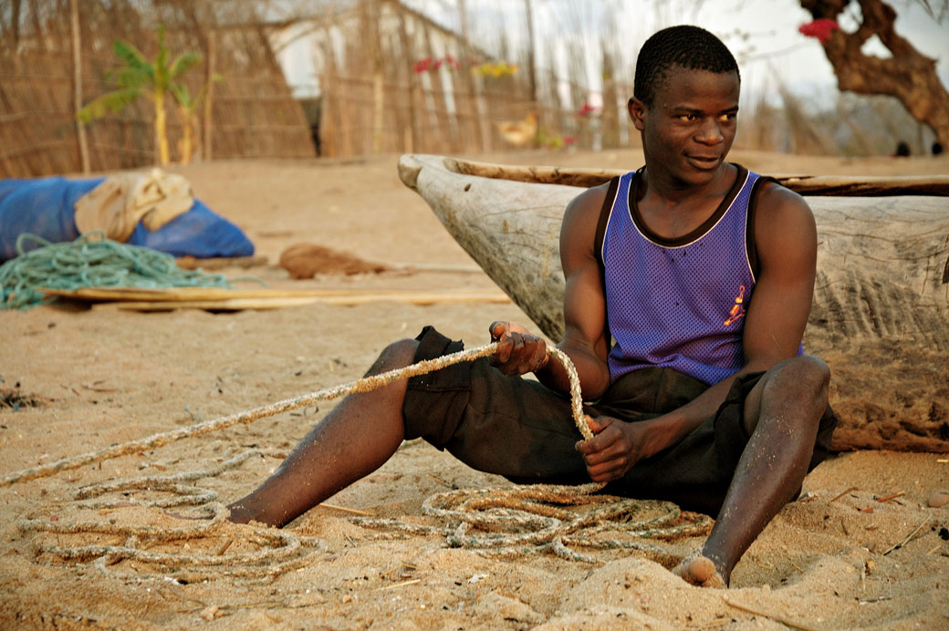 Jeune homme avec une corde sur la plage à Cape Maclear, Malawi