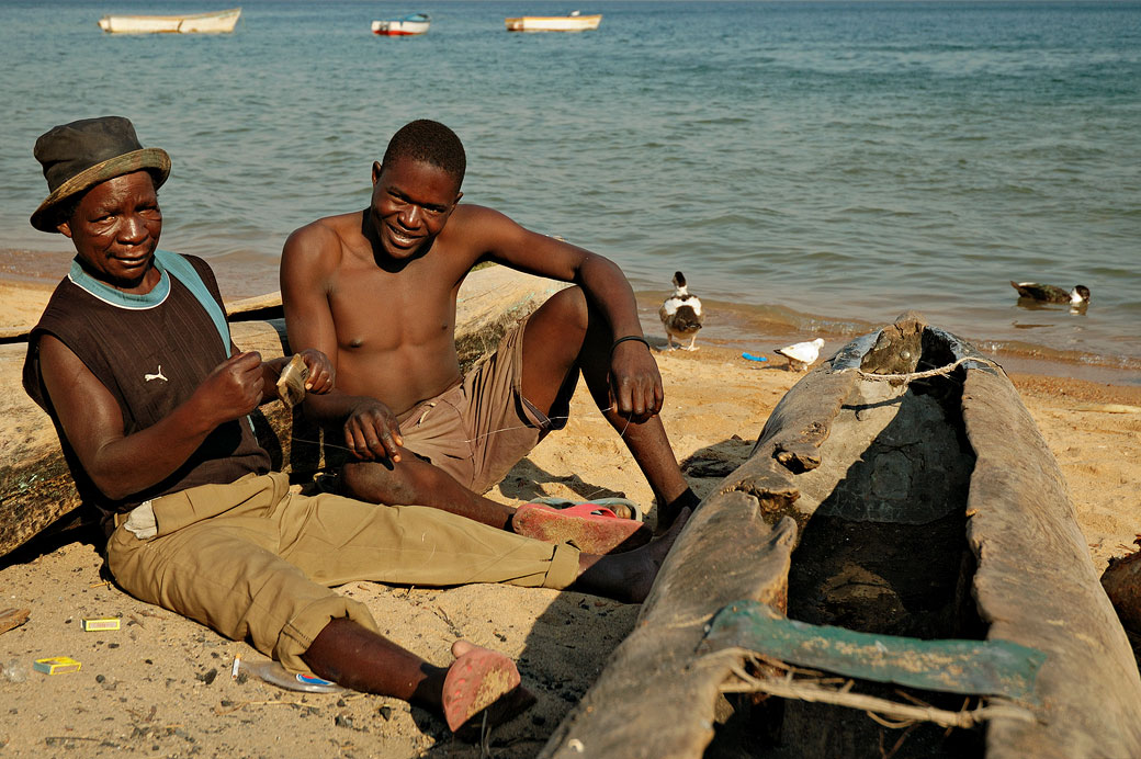 Deux pêcheurs relax sur la plage de Cape Maclear, Malawi