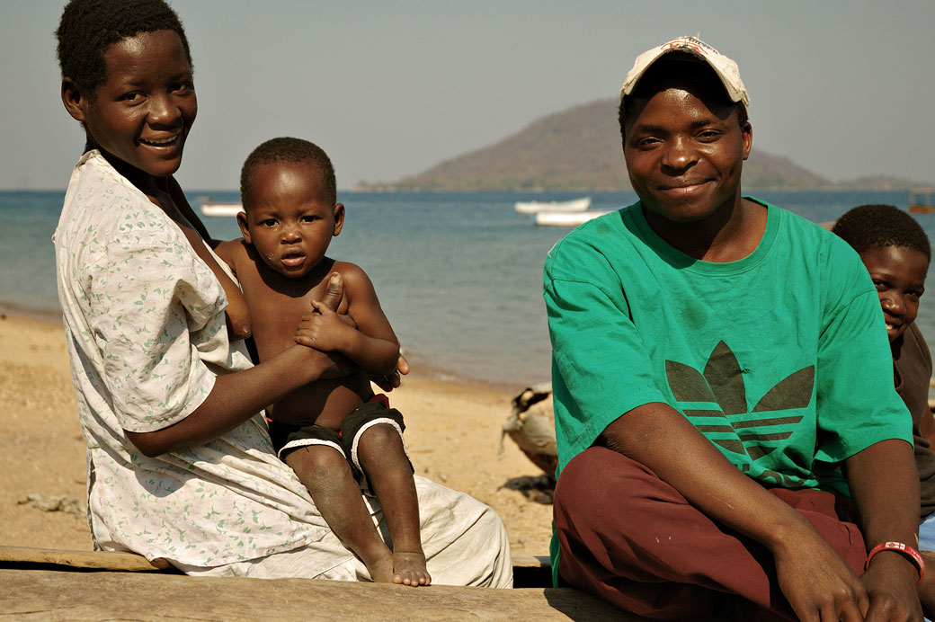 Famille sur la plage de Cape Maclear au bord du lac Malawi