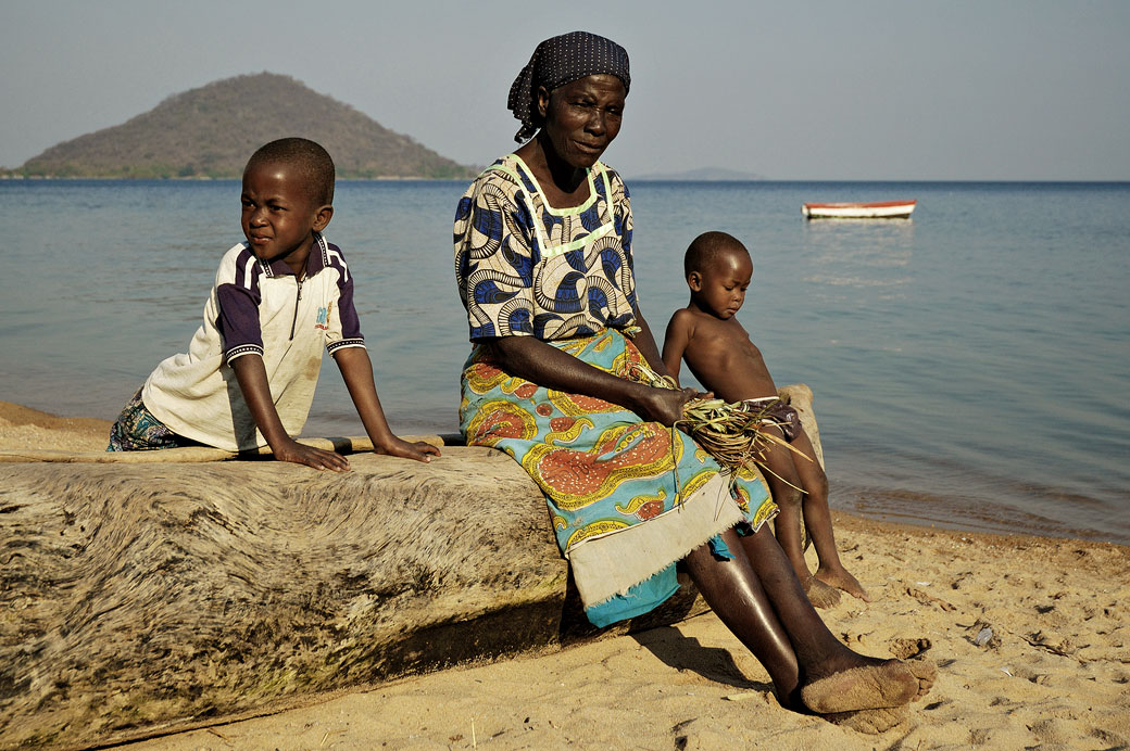 Vieille femme et enfants sur une pirogue à Cape Maclear, Malawi