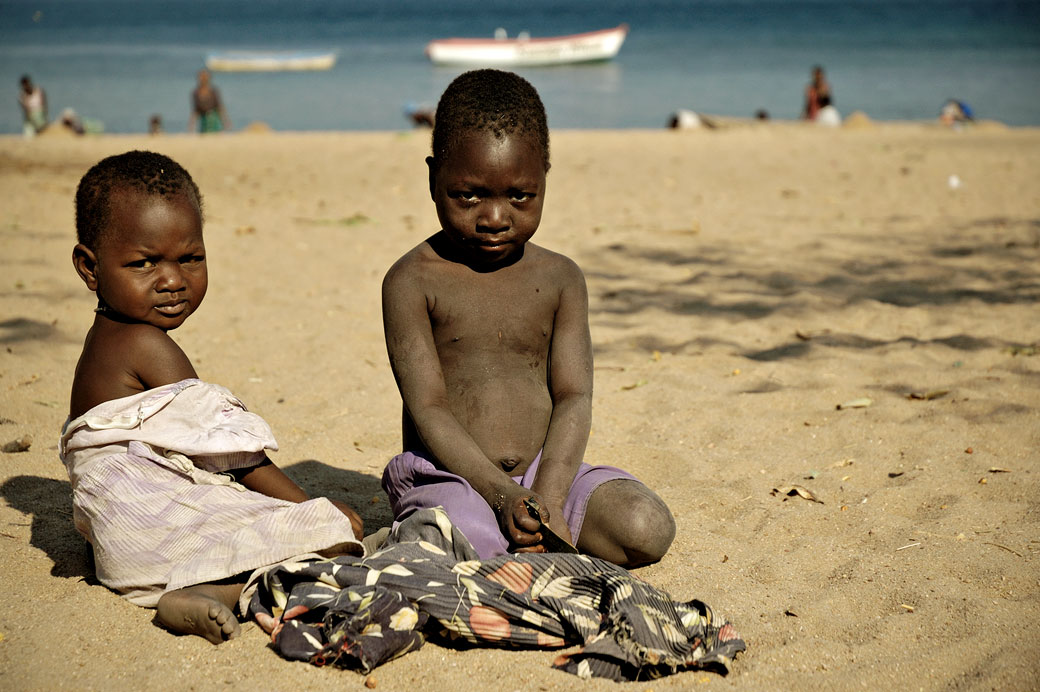 Enfants sur la plage de Cape Maclear au bord du lac Malawi