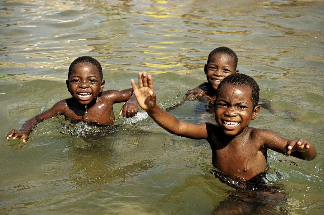 Enfants souriants dans le lac Malawi à Cape Maclear