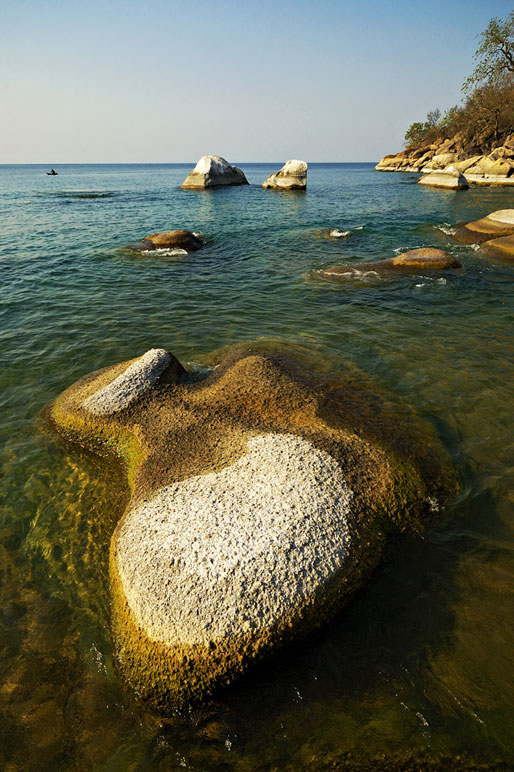 Rochers arrondis à Ilala gap sur le lac Malawi