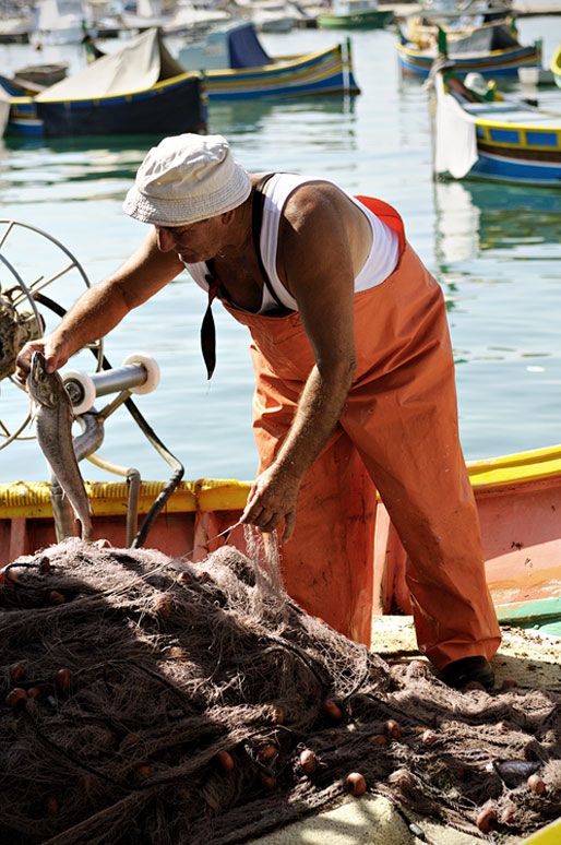 Pêcheur dans le port de Marsaxlokk, Malte