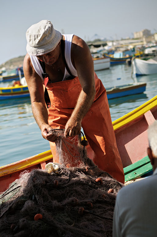 Pêcheur avec ses filets à Marsaxlokk, Malte