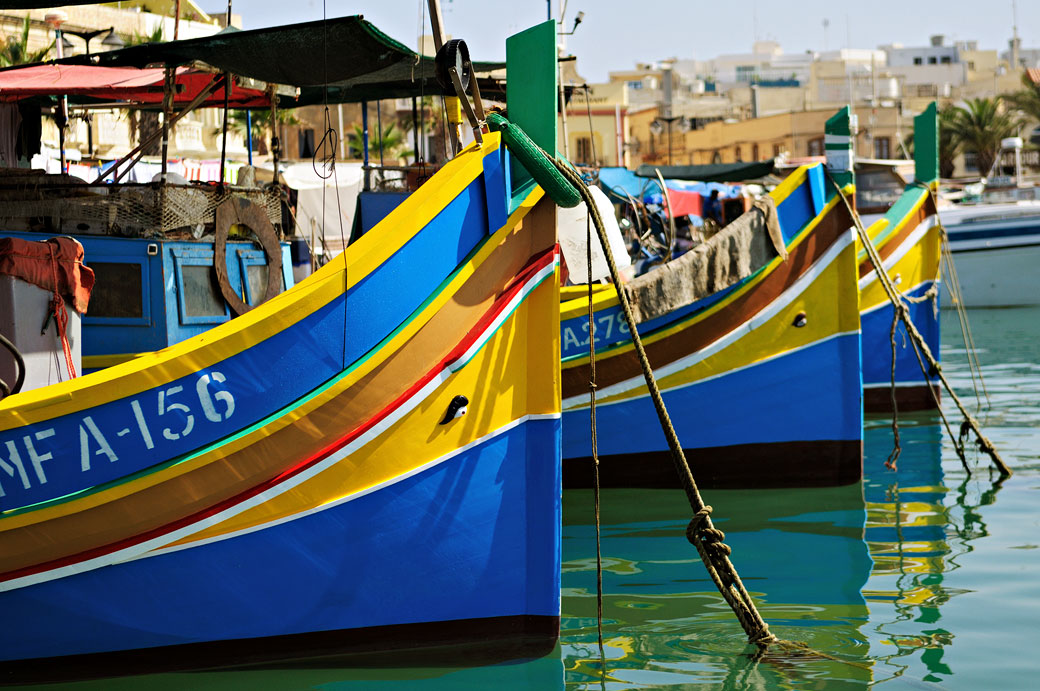 Luzzu dans le port de Marsaxlokk, Malte