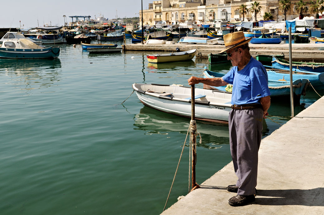 Vieil homme dans le port de Marsaxlokk, Malte