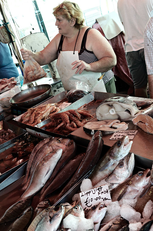 Vendeuse de poissons au marché de Marsaxlokk, Malte