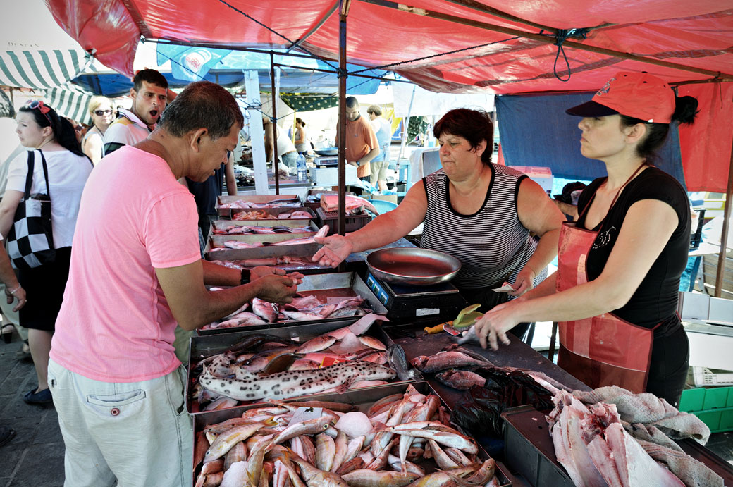 Vendeuses et clients au marché aux poissons de Marsaxlokk, Malte