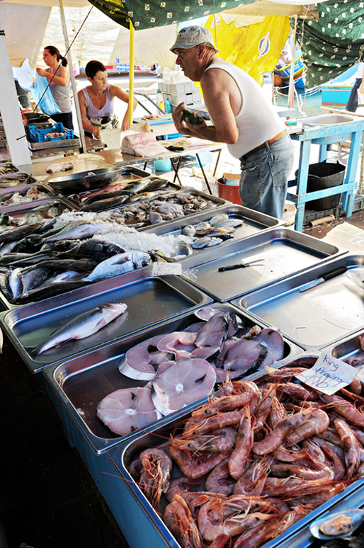 Poissonnier au marché de Marsaxlokk, Malte