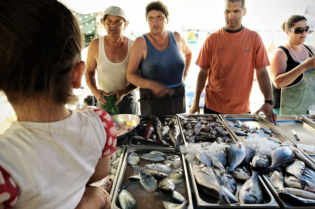 Vendeurs de poissons au marché de Marsaxlokk, Malte