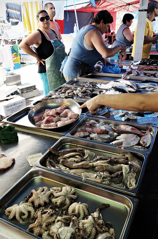 Client qui fait son choix au marché aux poissons de Marsaxlokk, Malte