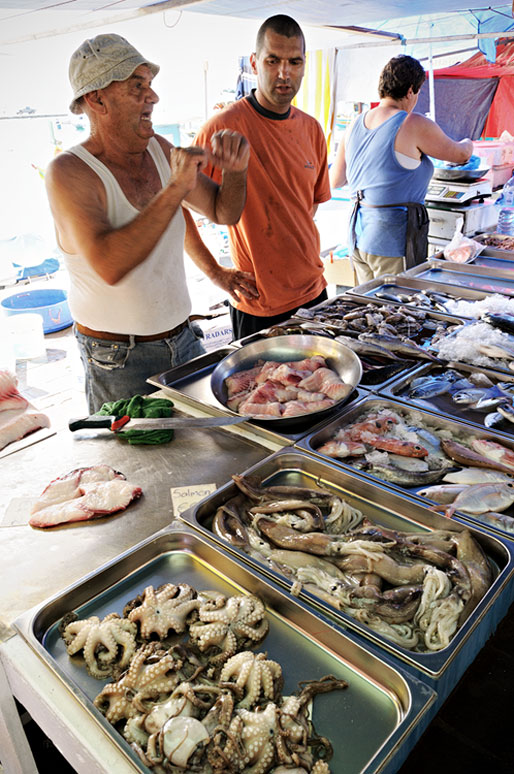 Poissonniers et fruits de mer au marché de Marsaxlokk, Malte