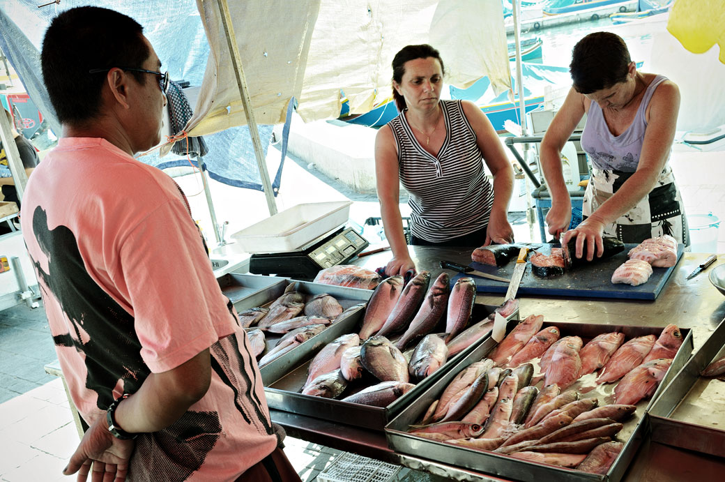 Acheteur au marché aux poissons de Marsaxlokk