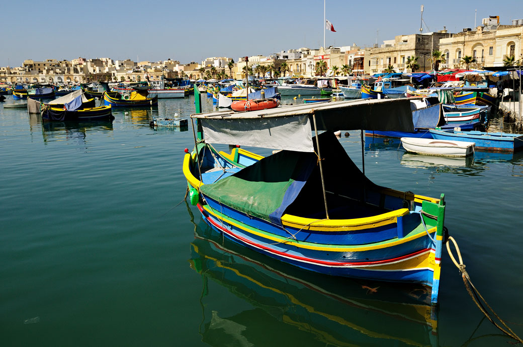 Luzzu au port de pêche de Marsaxlokk, Malte