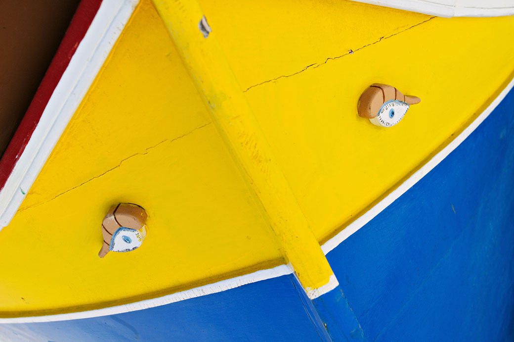 Paire d'yeux sur un luzzu à Marsaxlokk, Malte