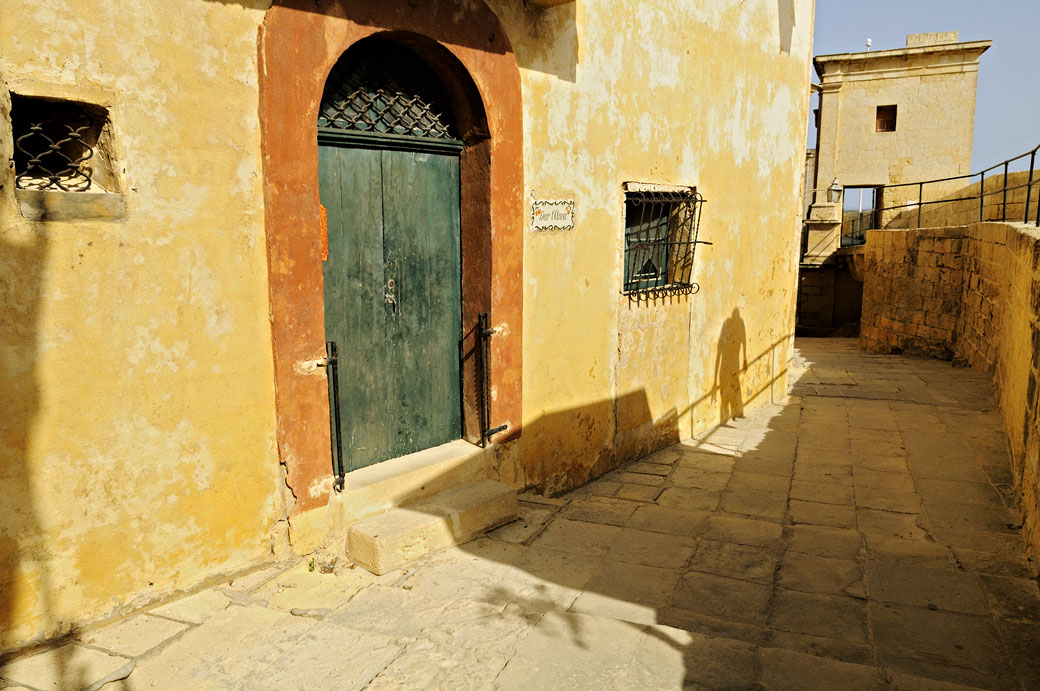 Ombre sur un mur de la citadelle de Victoria à Gozo, Malte