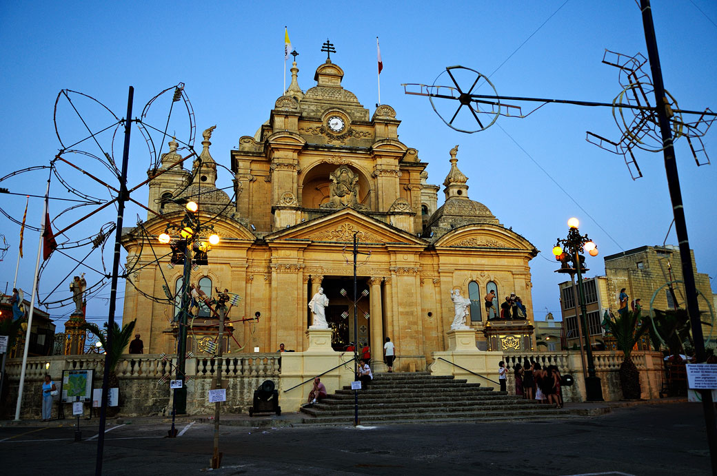 Église de Nadur pendant l'heure bleue à Gozo, Malte