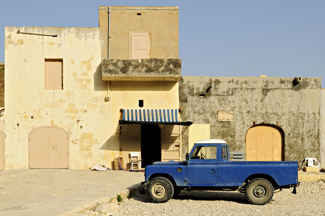 Voiture bleue et maison de Gozo, Malte