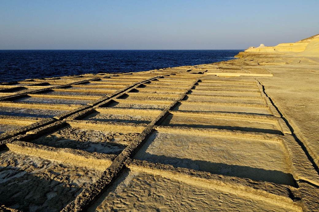 Marais salants taillés dans la roche à Gozo, Malte