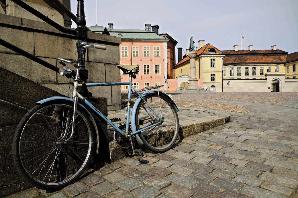 Vélo bleu sur l'île de Riddarholmen à Stockholm, Suède