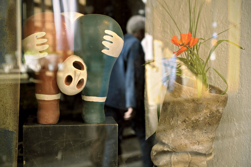 Statue et reflet dans une vitrine de Gamla Stan à Stockholm