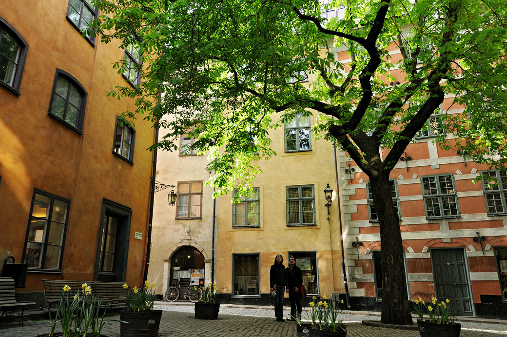 Couple sur la place de Brända Tomten à Gamla Stan, Stockholm