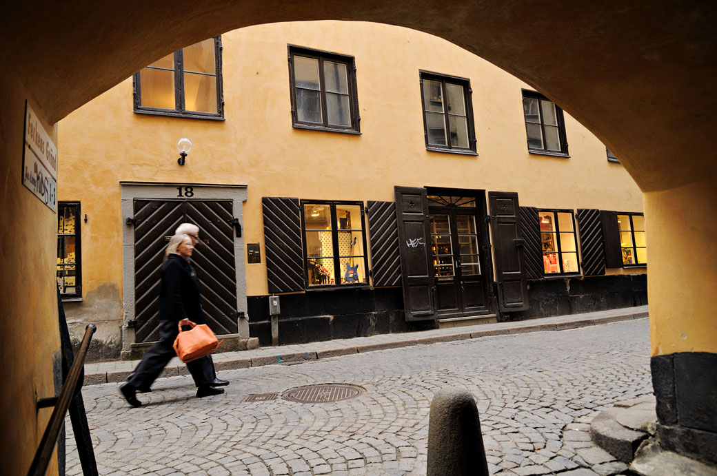 Passants devant la ruelle de Ferkens Gränd à Stockholm