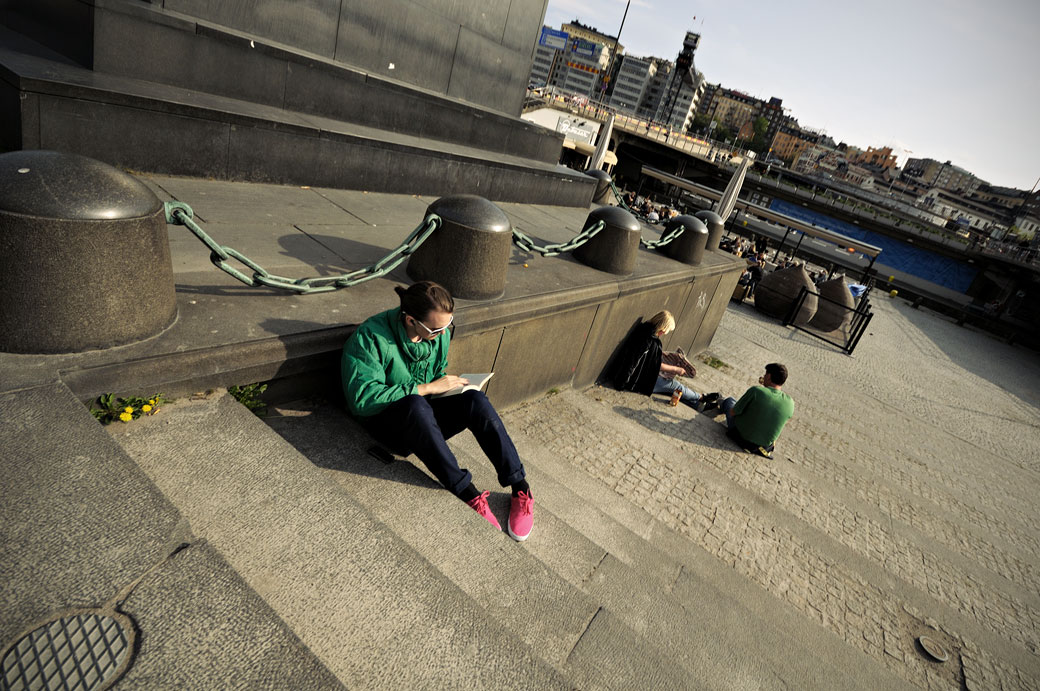 Homme qui lit avec des chaussures roses, Stockholm