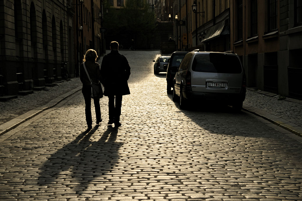 Couple dans une rue de Gamla Stan à Stockholm