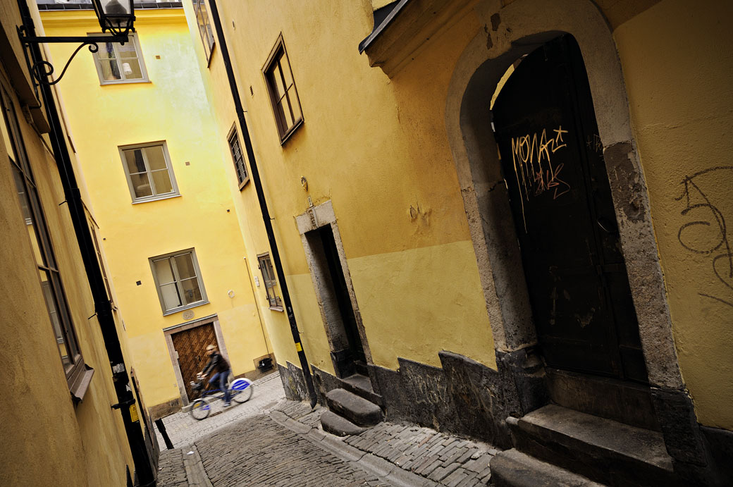 Cycliste dans les ruelles de Gamla Stan à Stockholm